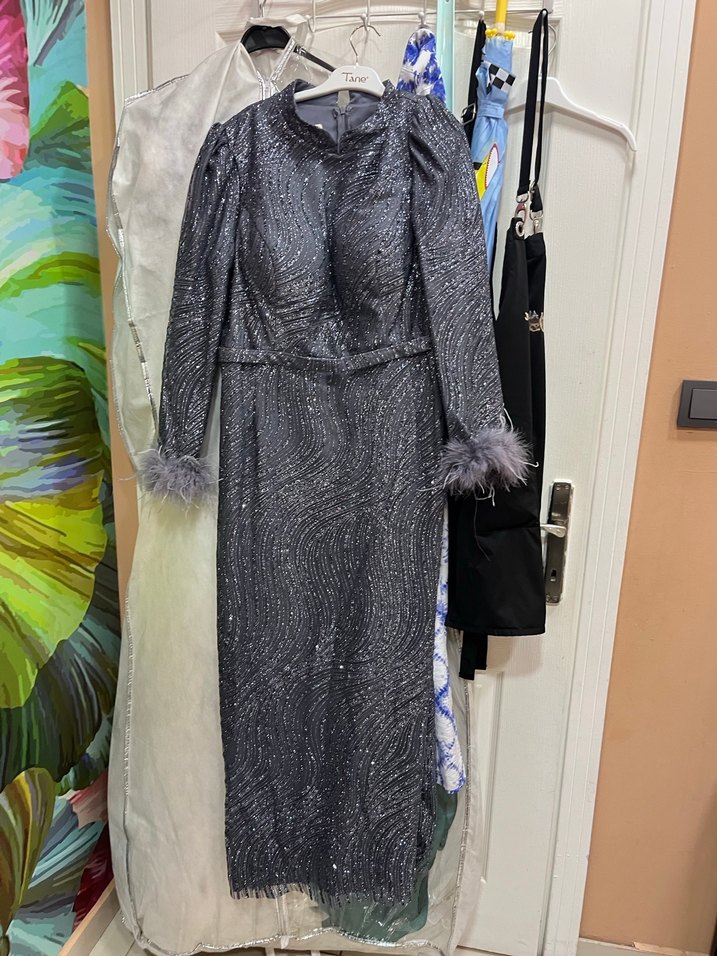 Gri Tüylü Uzun Kadın Elbise - Görsel 2