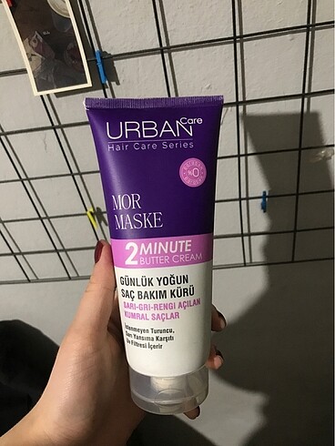 Yarısı duruyor mor maske