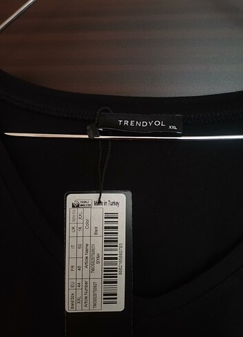 Trendyol & Milla TRENDYOL XXL BEDEN SİYAH YIRTMAÇLI TİŞÖRT