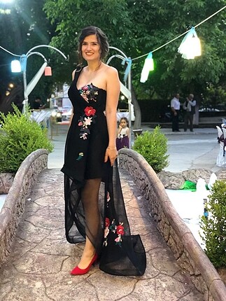 Özel tasarım tek omuzlu gece elbisesi