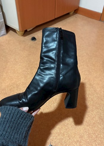 Klasik Siyah Deri Topuklu Bot - Görsel 4