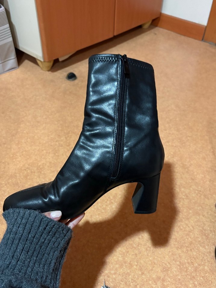 Klasik Siyah Deri Topuklu Bot - Görsel 4