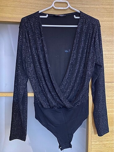 Çıtçıtlı body, ışıltılı kumaş