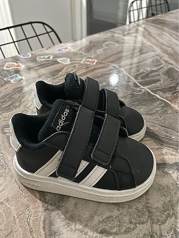19 Beden siyah Renk Adidas bebek ayakkabısı