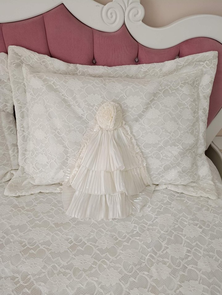 Nakışlı Beyaz Yatak Örtüsü - Görsel 2