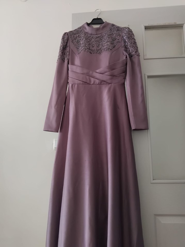 Uzun Kollu, Yüksek Yakalı Mor Abiye Elbise - Görsel 2