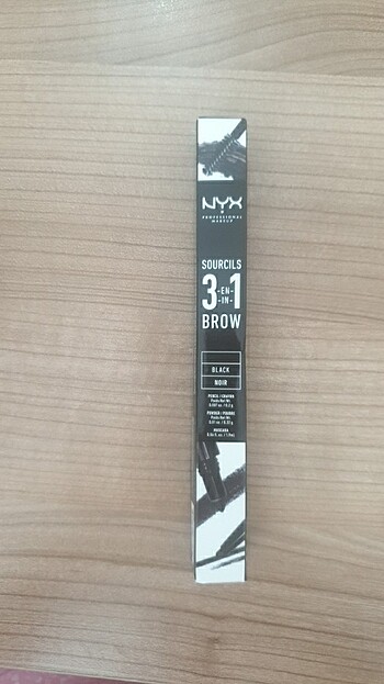 Nyx 3-in-1 kaş kalemi rimeli pudrası