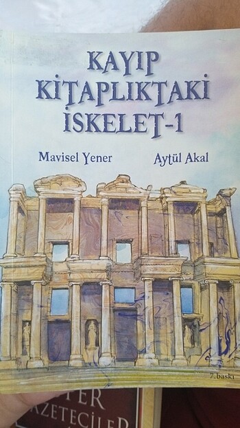 KAYIP KİTAPLIKTAKİ İSKELET-1 (AYTÜL AKAL)