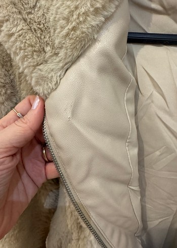 Zara Bej Kapüşonlu Kürklü Kadın Mont - Görsel 2