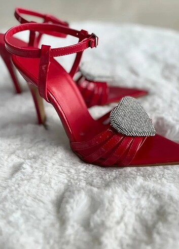 Kırmızı stiletto taşlı 