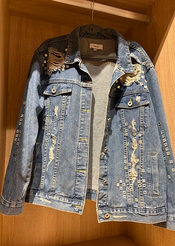 Nakışlı, düğmeli mavi denim ceket