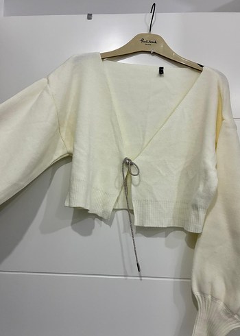 Beyaz Bağcıklı Kısa Örgü Kadın Kazak - Görsel 2