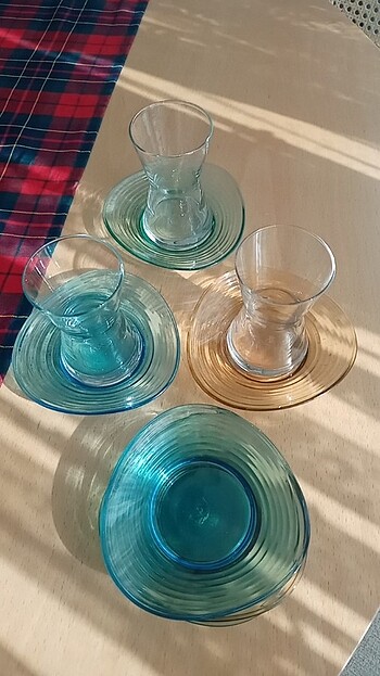 Çay bardağı ve tabakları 