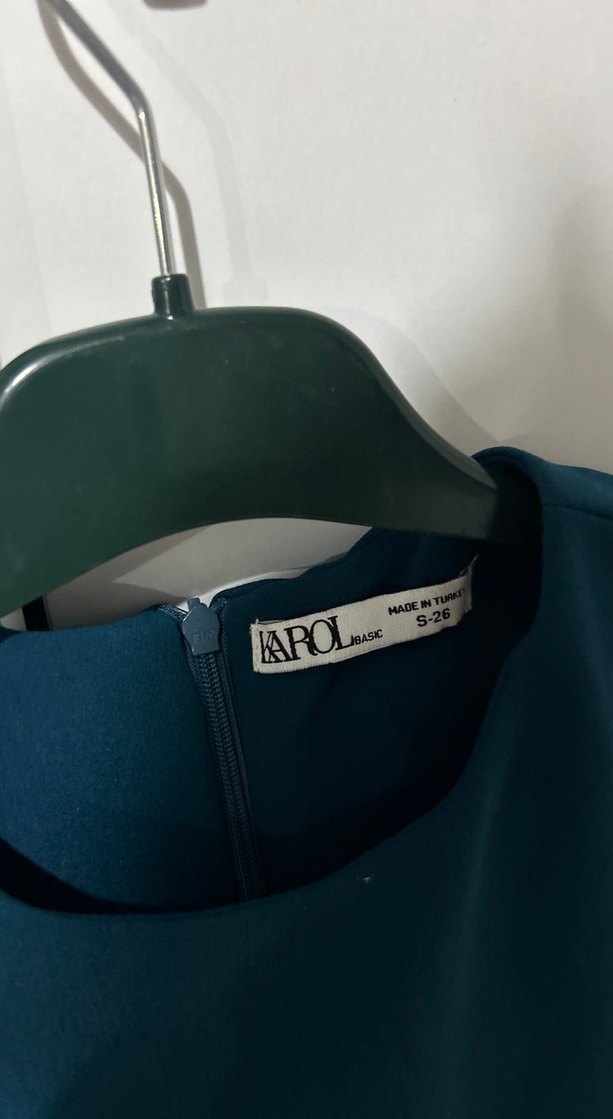 Kolsuz, Yüksek Yakalı Midi Lacivert Elbise - Görsel 3