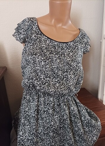 Kolları fırfırlı elbise