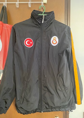 Galatasaray spor okulu yazılı orjinal yağmurluk, rüzgarlık.