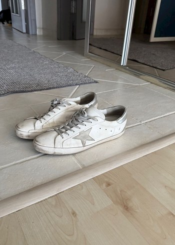 Beyaz Gri Minimalist Kadın Spor Ayakkabı