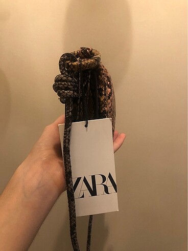 Zara Zara yılan derisi desenli çanta