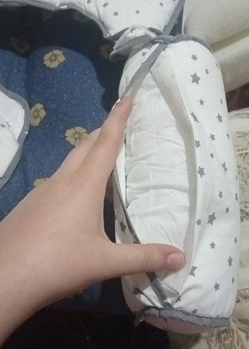 Gri Yıldız Desenli Beyaz Bebek Uyku Destek Yastığı - Görsel 5