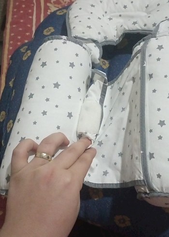 Gri Yıldız Desenli Beyaz Bebek Uyku Destek Yastığı - Görsel 3
