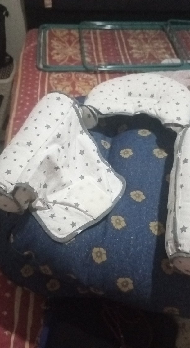 Gri Yıldız Desenli Beyaz Bebek Uyku Destek Yastığı - Görsel 4