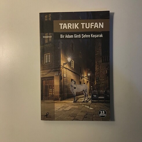 Bir Adam Girdi Şehre Koşarak
