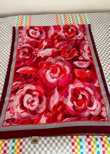 Kırmızı çiçek desenli şal - Görsel 2