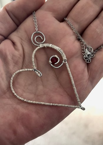 Tasarımcı Tel İşlemeli Kalp Kolye