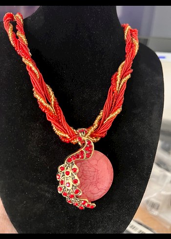 Zara Uzun Kırmızı Boncuklu tavus kuşu Desenli Kolye