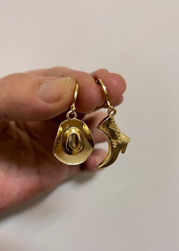 Altın Renkli Mini Kovboy Küpeleri - Görsel 3