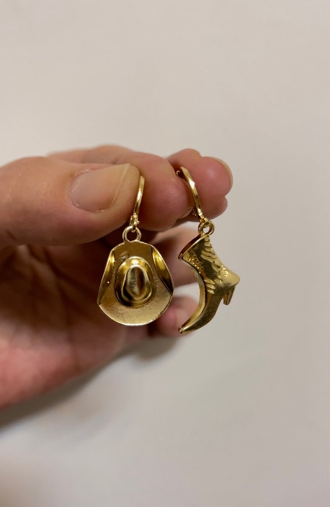 Altın Renkli Mini Kovboy Küpeleri - Görsel 3