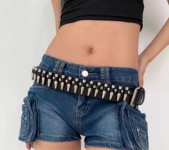 Punk tarzı perçinli çivili kemer