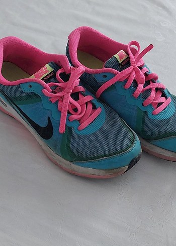 Renkli Bağcıklı Nike Spor Ayakkabı
