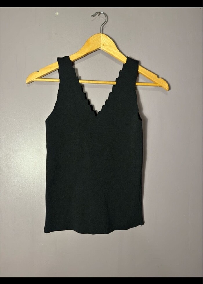 Siyah lazer kesim kolsuz askılı bluz - Görsel 2