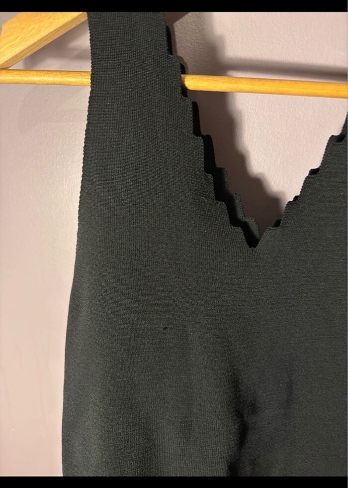 Siyah lazer kesim kolsuz askılı bluz - Görsel 3