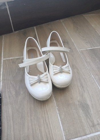 Kız Çocuk Beyaz Fiyonklu Babet
