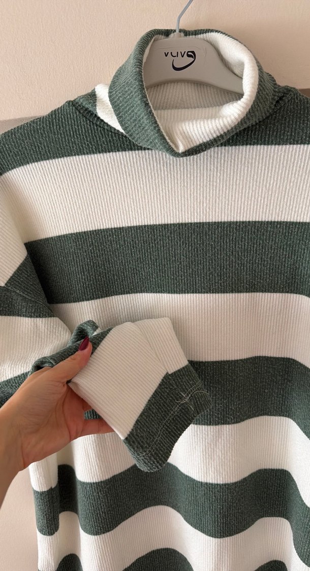 Yeşil Beyaz Çizgili Boğazlı Kadın Kazak - Görsel 3