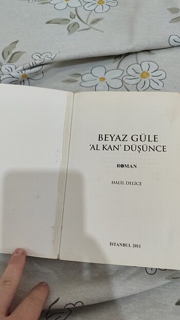  Beden Renk Beyaz güle al kan düşünce - Halil Delice