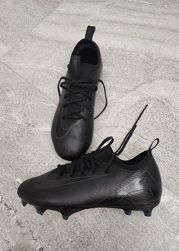 38 Beden Siyah Bağcıklı Erkek Futbol Ayakkabısı