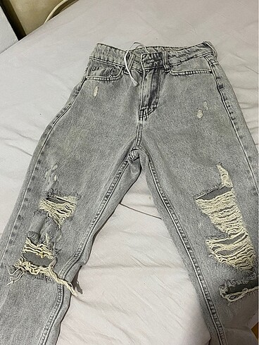 Gri renk denim yırtık pantolon