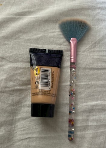 Bej Fondöten ve Özel Tasarım Makyaj Fırçası - Görsel 2