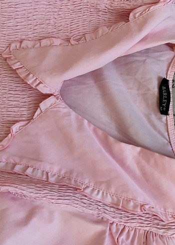Pembe v yaka elbise