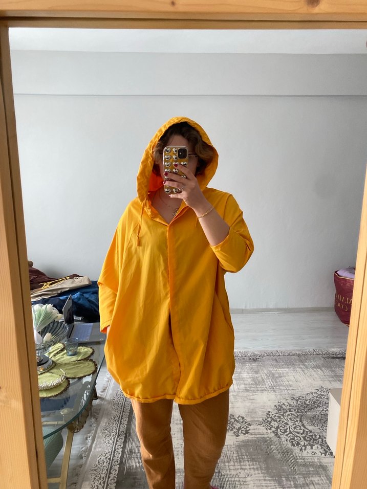 Sarı Kapüşonlu Transparan Kadın Yağmurluk - Görsel 4