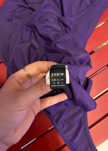 m Beden Mor Drapeli kısa kollu bodysuit.