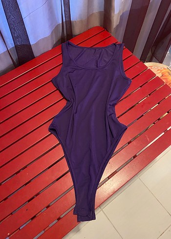 Mor Drapeli kısa kollu bodysuit.