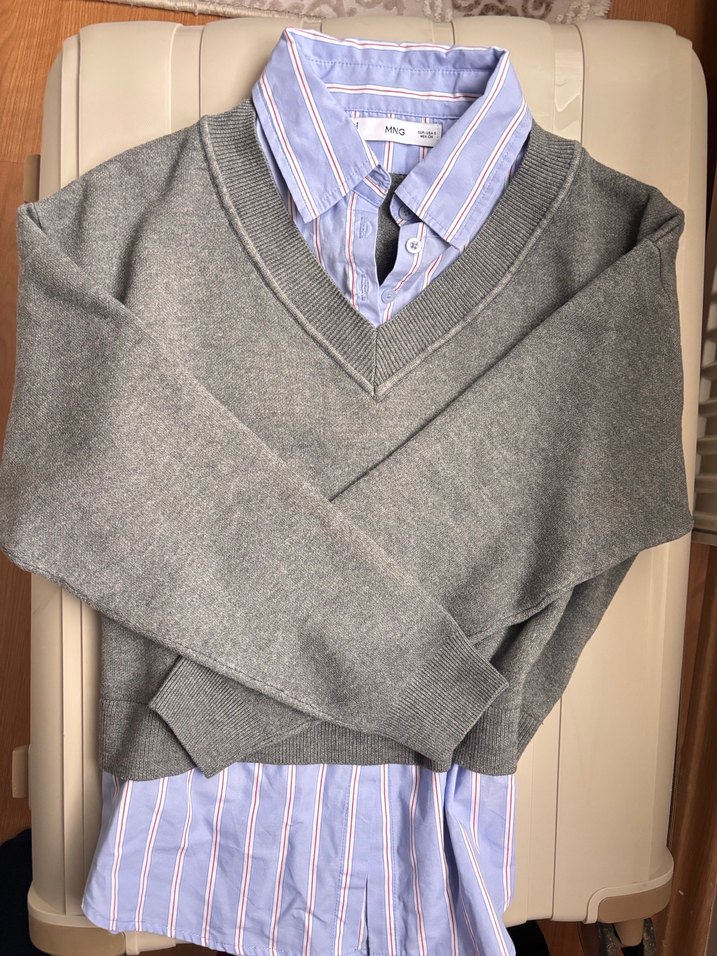 Gri V Yaka Gömlekli Kazak - Görsel 2