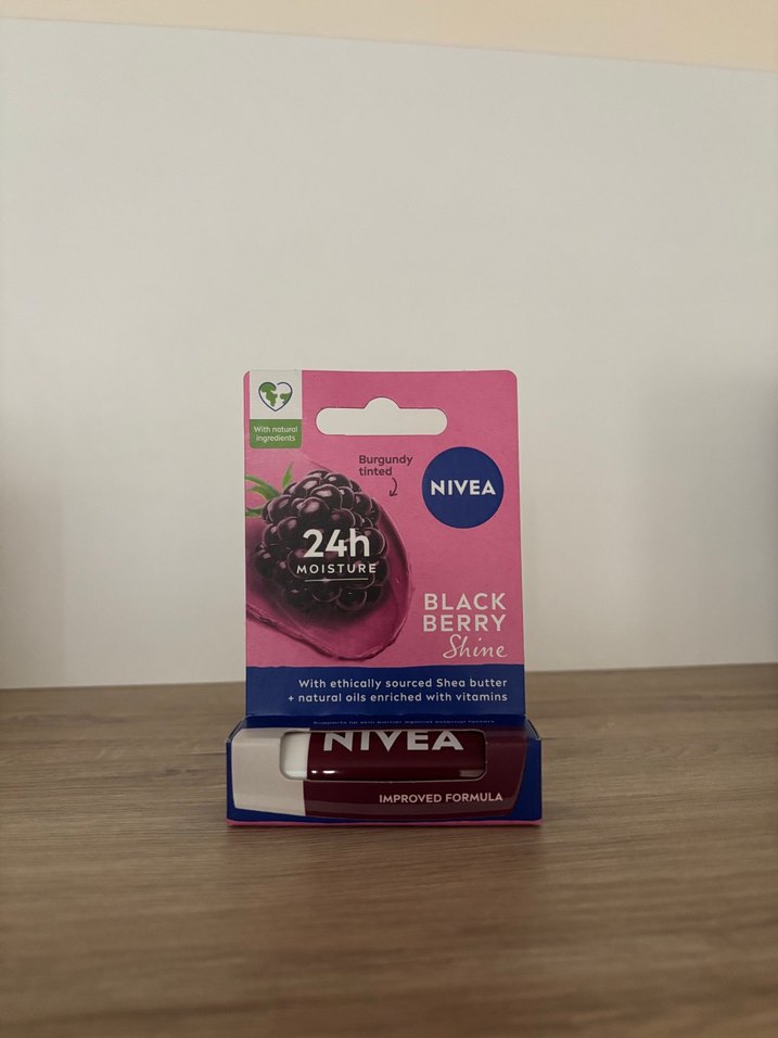 NIVEA Siyah Böğürtlen Parlaklık Dudak Balmı - Görsel 2