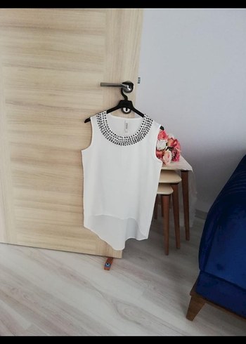 s Beden Boncuk Detaylı Kolsuz Beyaz Bluz