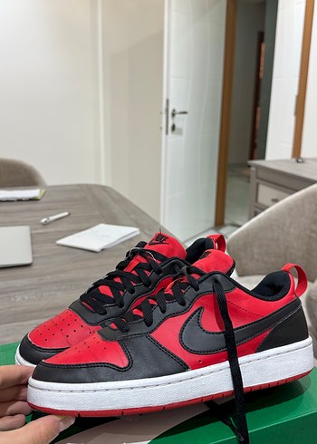 38,5 Beden Nike Kadın Kırmızı Siyah Spor Ayakkabı