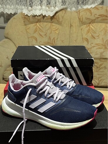 37,5 Beden adidas spor ayakkabı